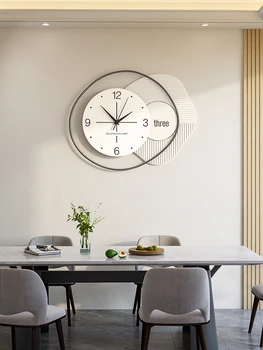 Часы часы для гостиной настенные часы современная минималистичная атмосфера столовой 2023 новые креативные онлайн настенные часы знаменитостей. Изображение